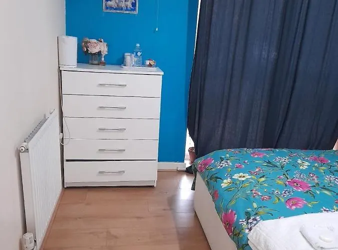 Beautiful 1 Bedroom Ground Floor With Shared Bathroom