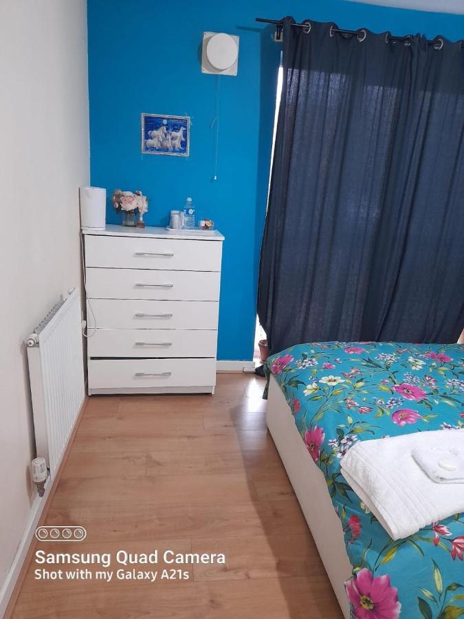 Апартаменты Beautiful 1 Bedroom Ground Floor With Shared Bathroom *