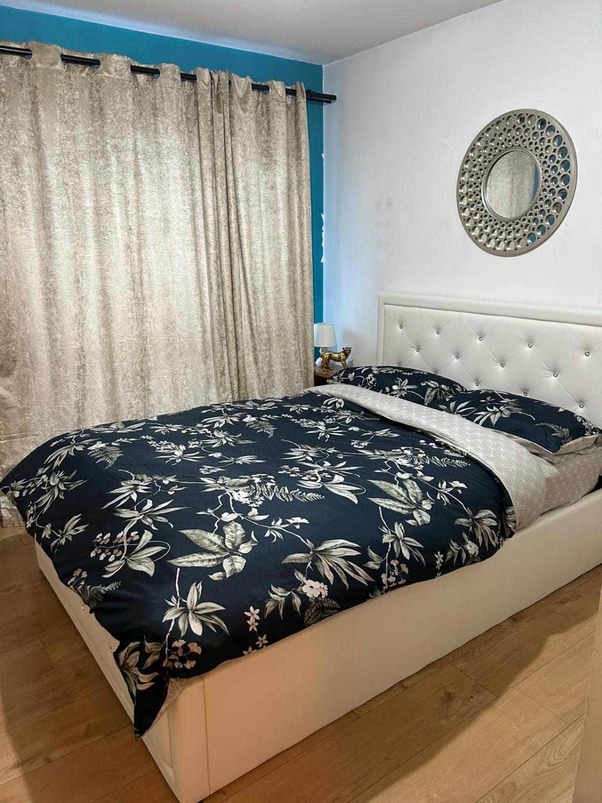 Апартаменты Beautiful 1 Bedroom Ground Floor With Shared Bathroom *